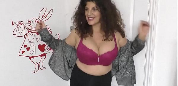  Mature Gilly shows dancing skills and downblouse